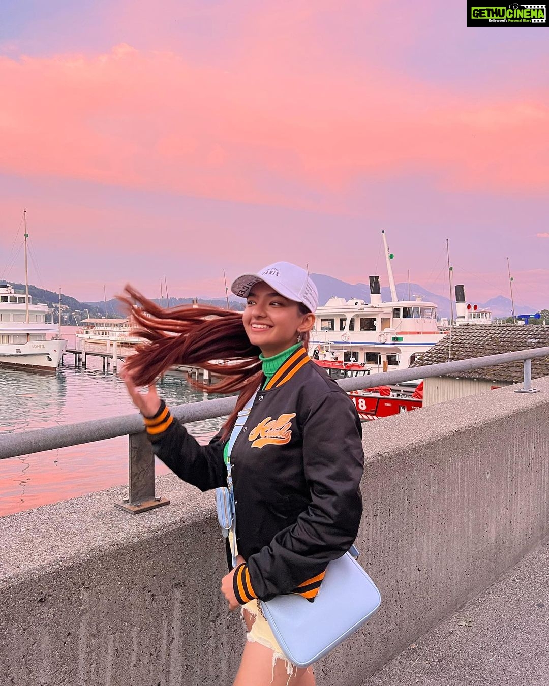Anushka Sen Instagram - Sunsets and coffee. 🦦🥰💜