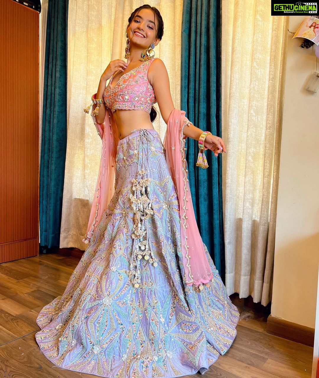 Anushka Sen Instagram - mast nazron se allah bachaye, husna wallon se allah bachaye ✨💗 . Styled by @stylingbyvictor @sohail__mughal___ Makeup by @sachinmakeupartist1 Hair by @srvbeeauty Outfit @kaaishabyshalini Jewellery @papadontpreachbyshubhika Assisted by @stylebyjeenu