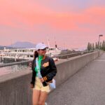 Anushka Sen Instagram - Sunsets and coffee. 🦦🥰💜