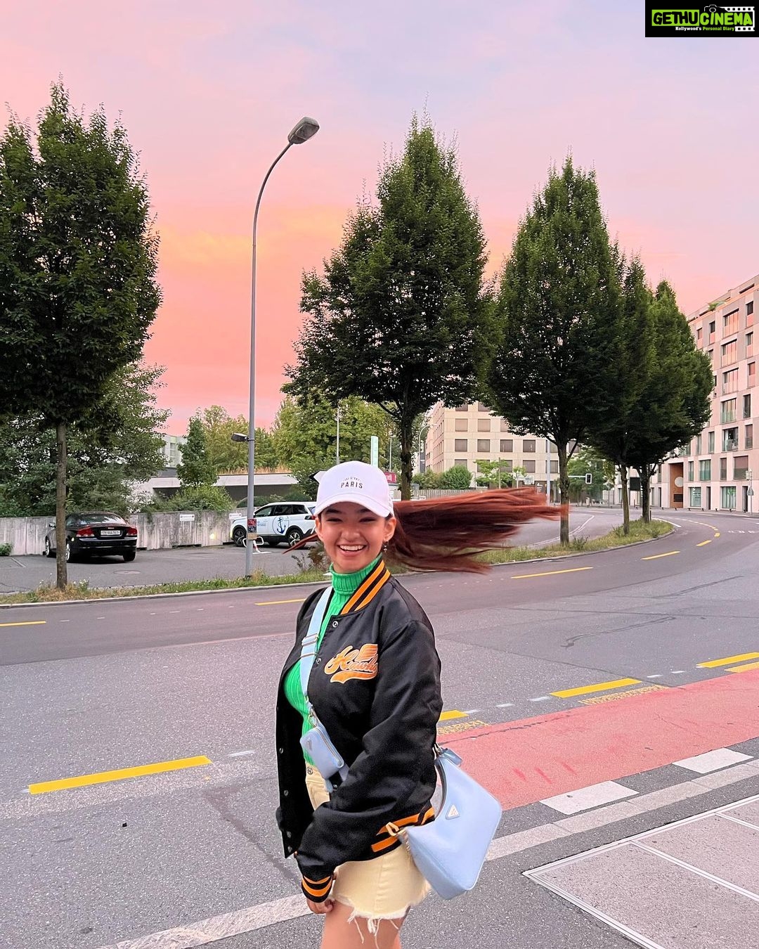 Anushka Sen Instagram - Sunsets and coffee. 🦦🥰💜