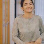 Anushka Sen Instagram - Can't act oversmart with me! Zenly's got my back! Go check out Zenly and don't miss out on the features it has to offer! @zenlyindia