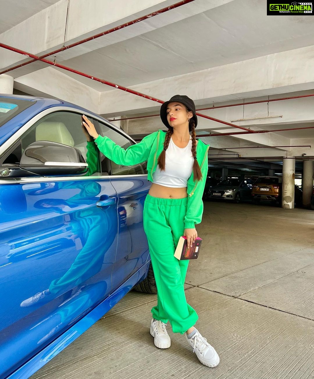 Anushka Sen Instagram - airport look ✈️ . Wearing: @bonkers.corner
