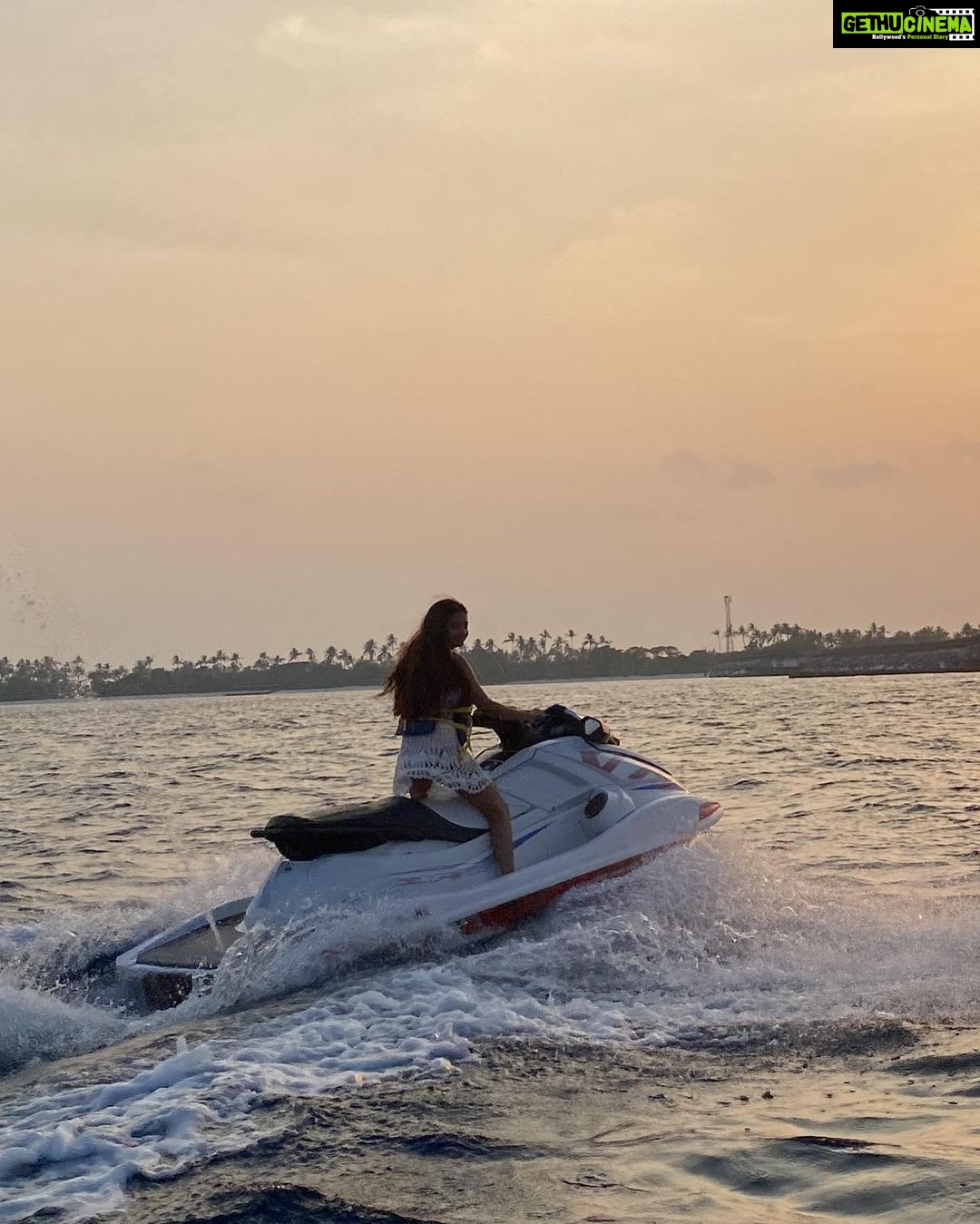 Anushka Sen Instagram - Jet Ski’s are so funnn 🦦💗 Maldives