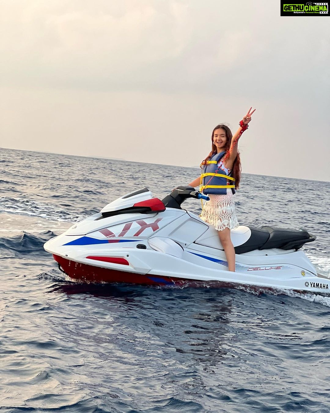 Anushka Sen Instagram - Jet Ski’s are so funnn 🦦💗 Maldives