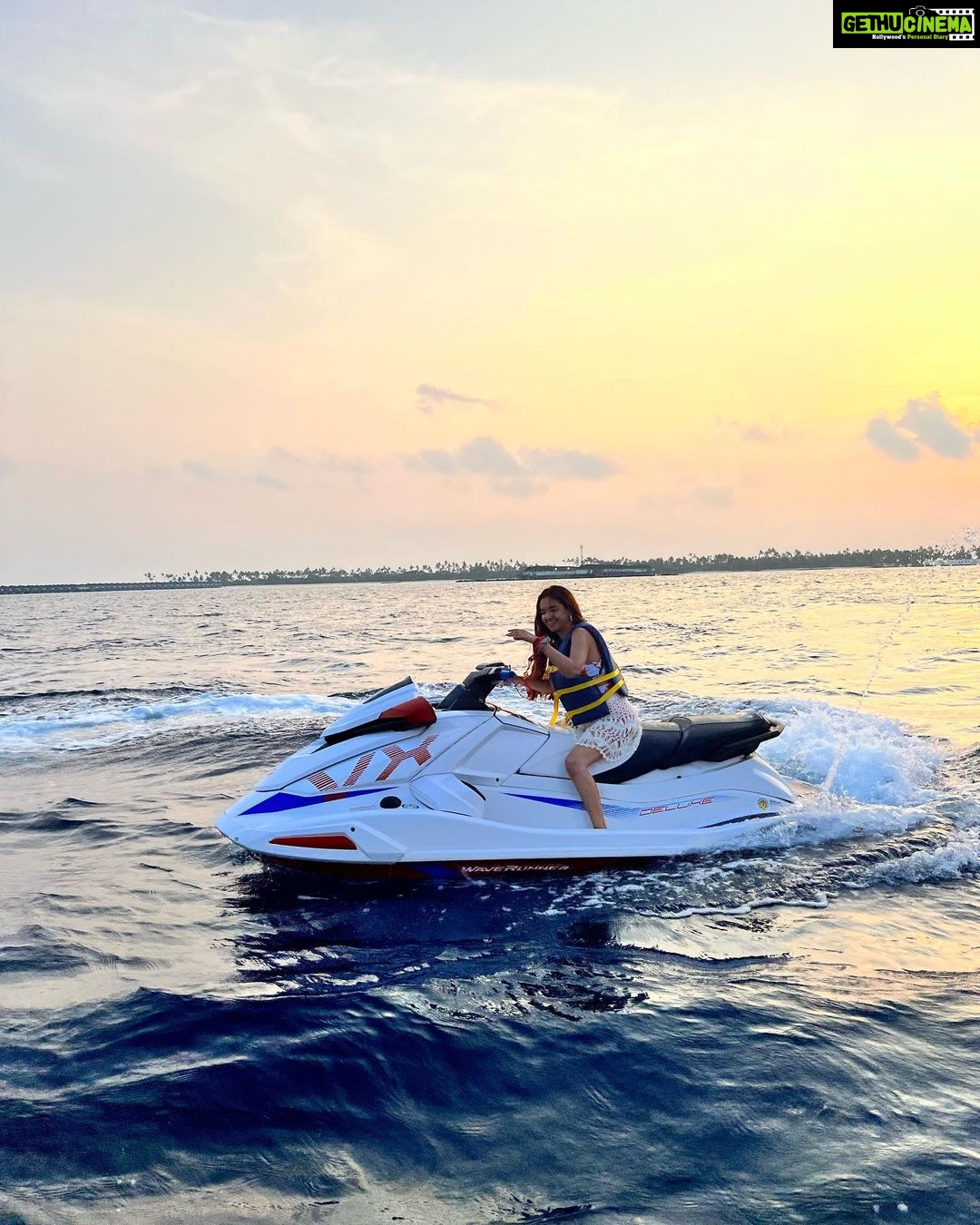Anushka Sen Instagram - Jet Ski’s are so funnn 🦦💗 Maldives