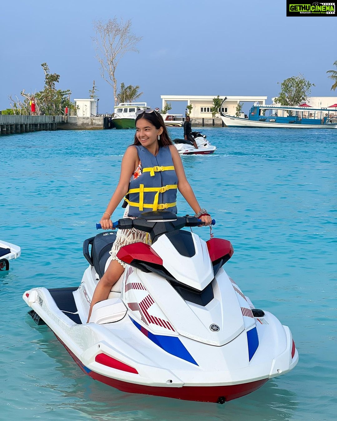 Anushka Sen Instagram - Jet Ski’s are so funnn 🦦💗 Maldives