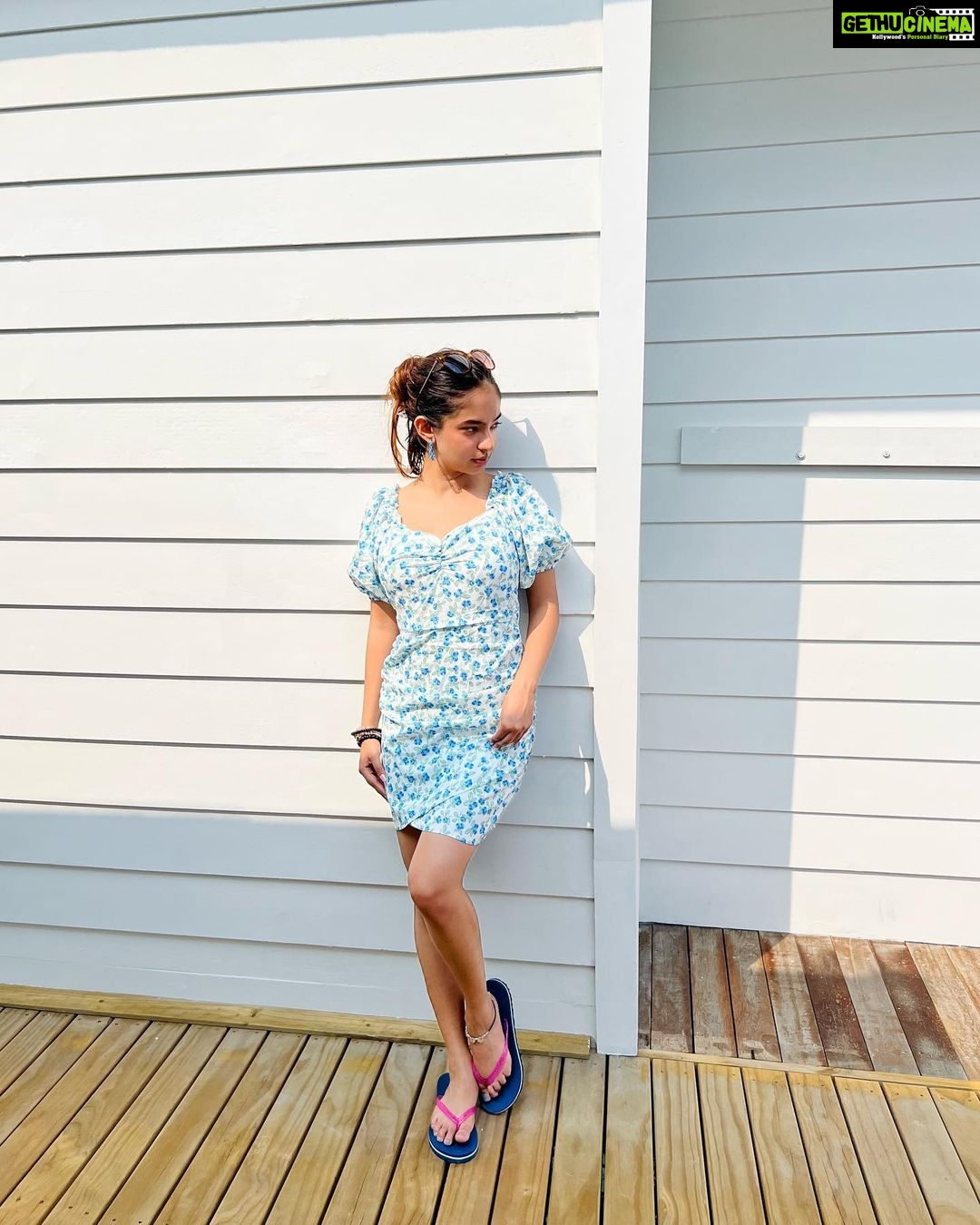 Anushka Sen Instagram - pre holi 🤍☀️ Maldives