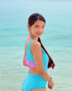 Anushka Sen Instagram - Beach baby 💗☀️
.
@siyamworld 
Wearing: @angelcroshet_swimwear