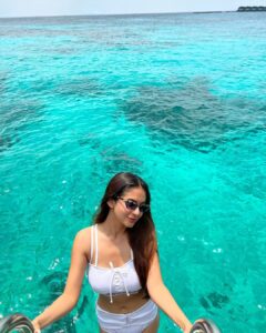 Anushka Sen Instagram - Aaj blue hai paani paani, din bhi sunny sunny 😬🤍✈️💘🎀🥰✨ 
.
.
Wearing: @angelcroshet_swimwear 
@siyamworld #maldives #waterbaby