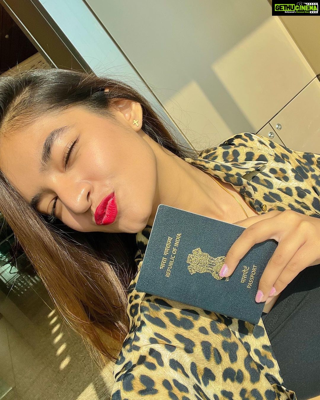 Anushka Sen Instagram - Off to my fav place ✈️💜 guess where? Chhattarpati Shivaji International Airport Mumbai