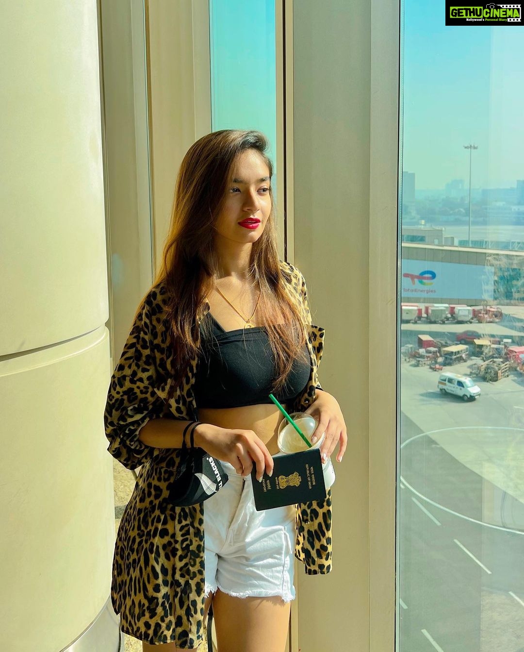 Anushka Sen Instagram - Off to my fav place ✈️💜 guess where? Chhattarpati Shivaji International Airport Mumbai