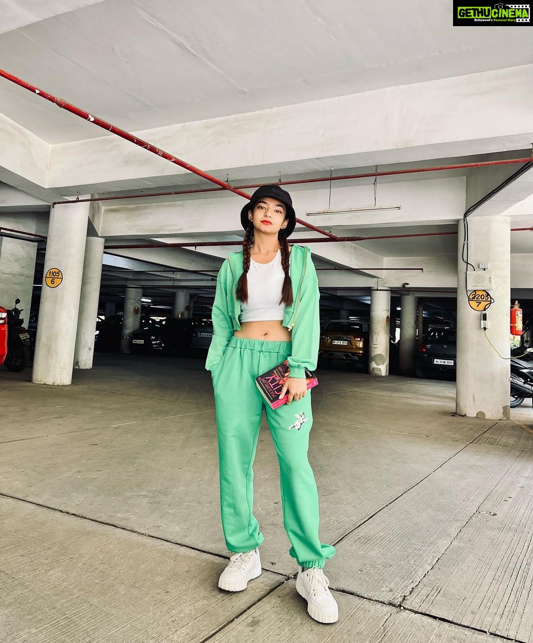 Anushka Sen Instagram - airport look ✈️ . Wearing: @bonkers.corner