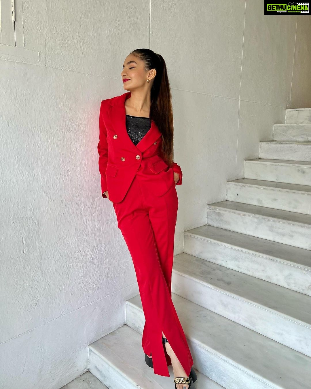 Anushka Sen Instagram - Red 💃 #swaanng Sun-N-Sand Hotel