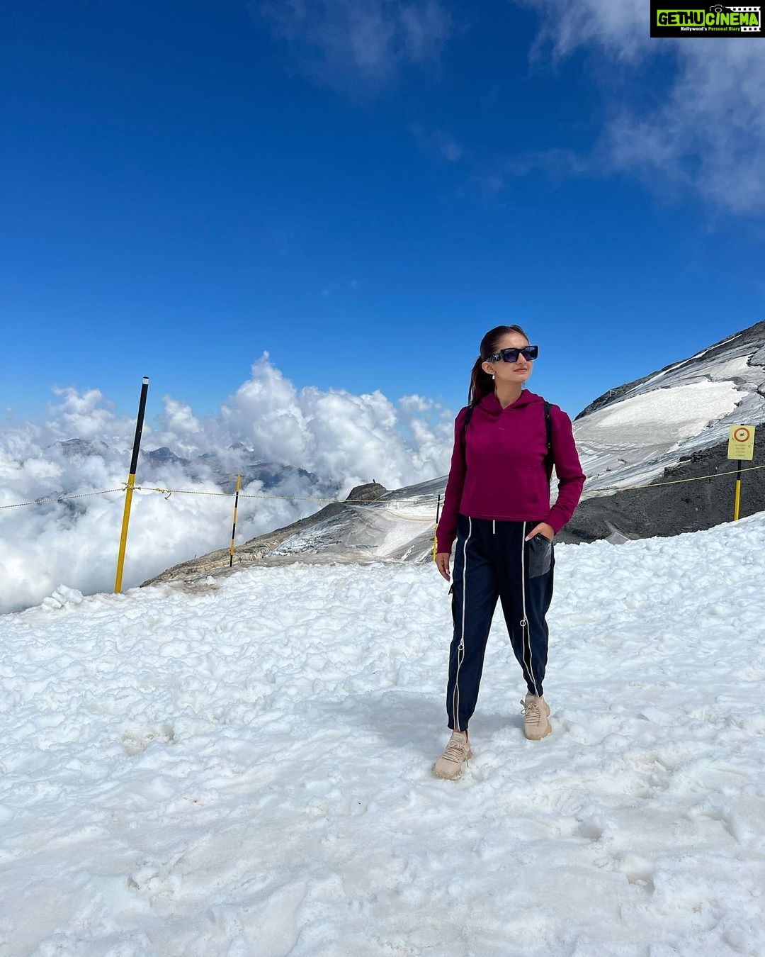 Anushka Sen Instagram - Mount Titlis 🏔🥰💜 Mount Titlis, Top of Europe