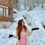 Anushka Sen Instagram - snowfall ❄️⛄️🥶 Gulmarg, Kashmir