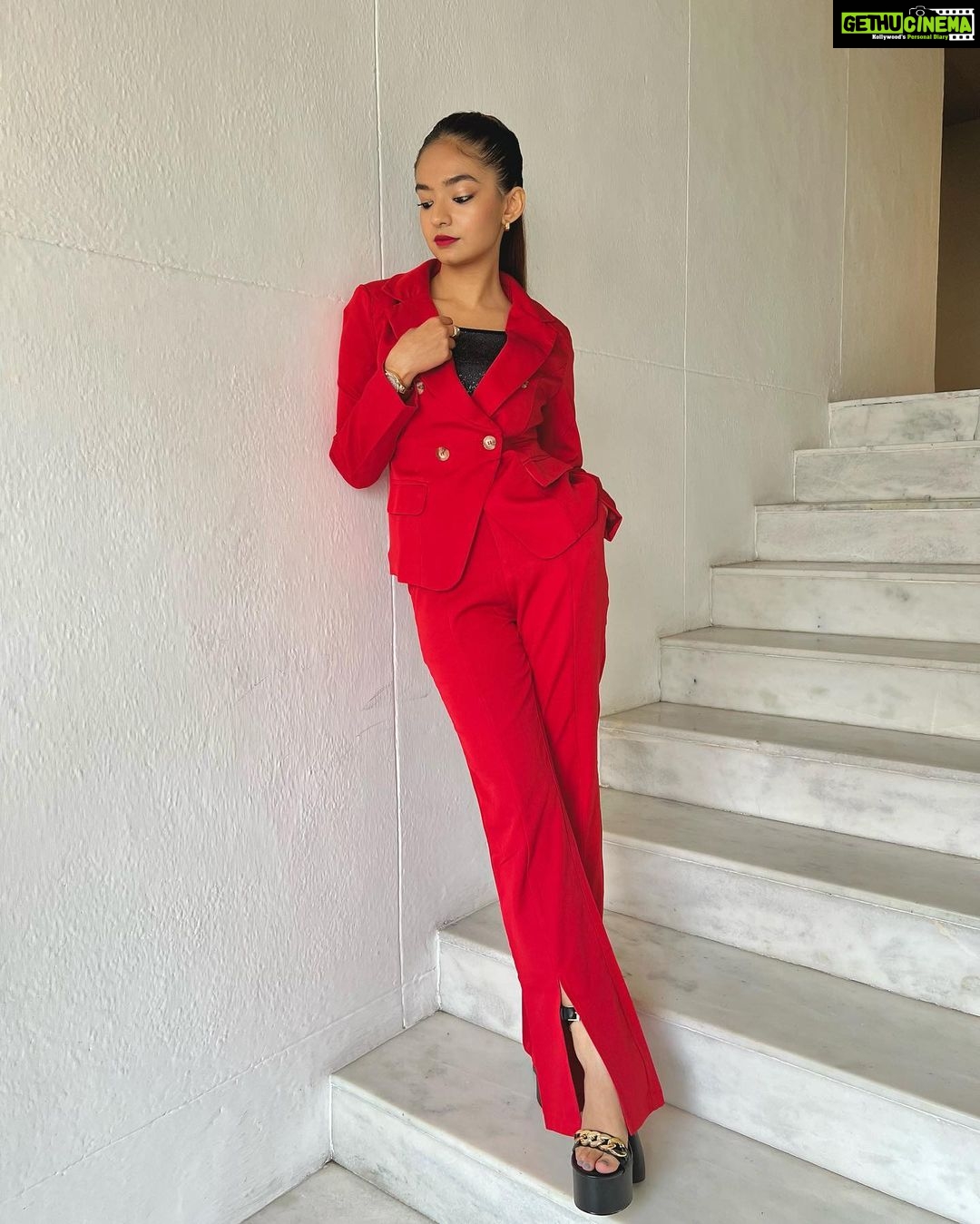 Anushka Sen Instagram - Red 💃 #swaanng Sun-N-Sand Hotel