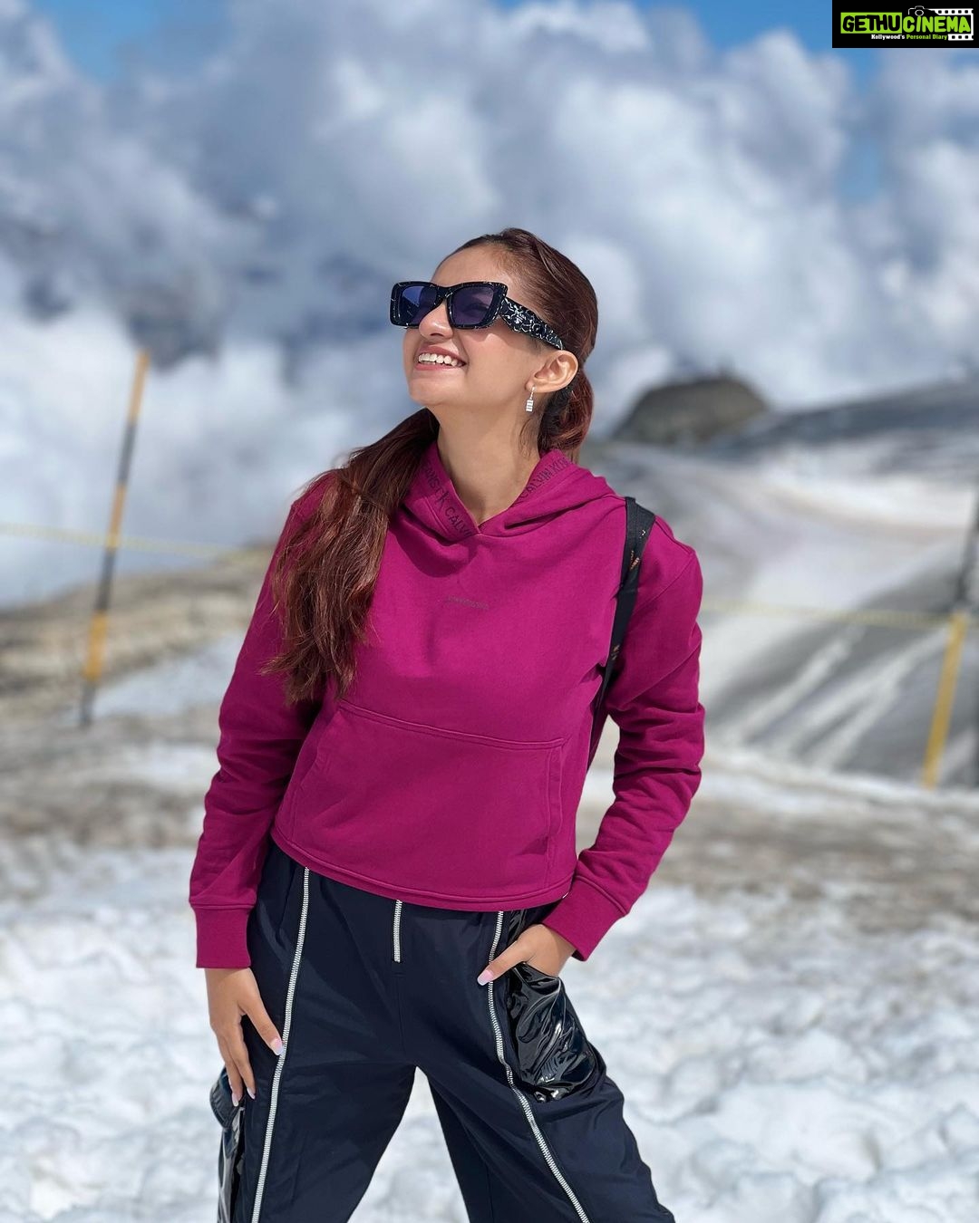 Anushka Sen Instagram - Mount Titlis 🏔🥰💜 Mount Titlis, Top of Europe