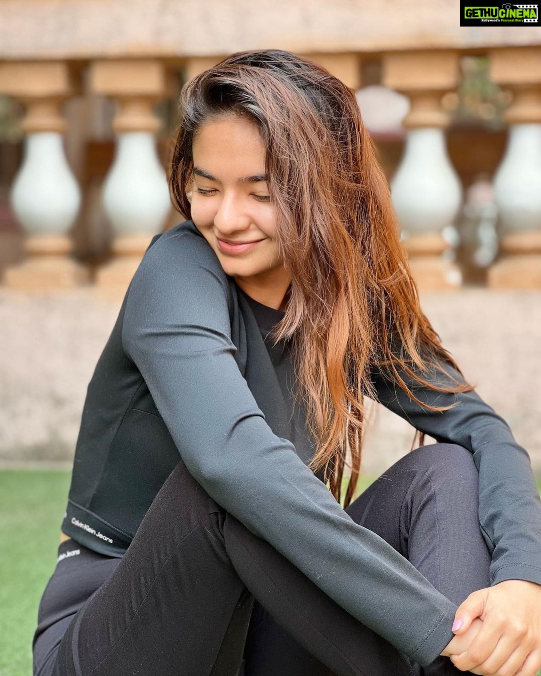 Anushka Sen Instagram - Photo dump 🖤📸
