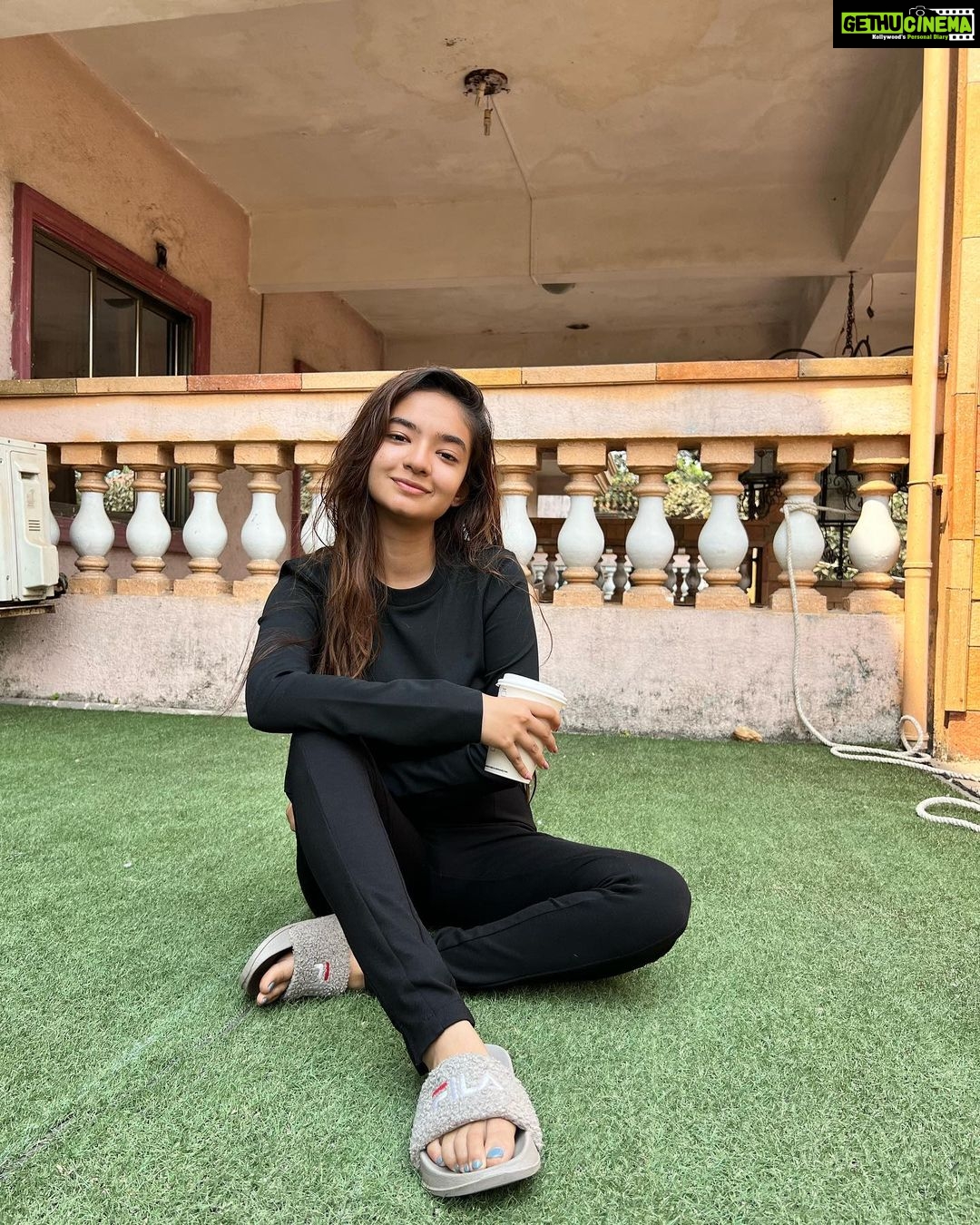 Anushka Sen Instagram - woke up like this 🖤 #nomakeup #nofilter