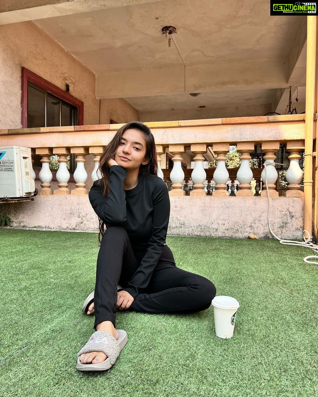 Anushka Sen Instagram - woke up like this 🖤 #nomakeup #nofilter