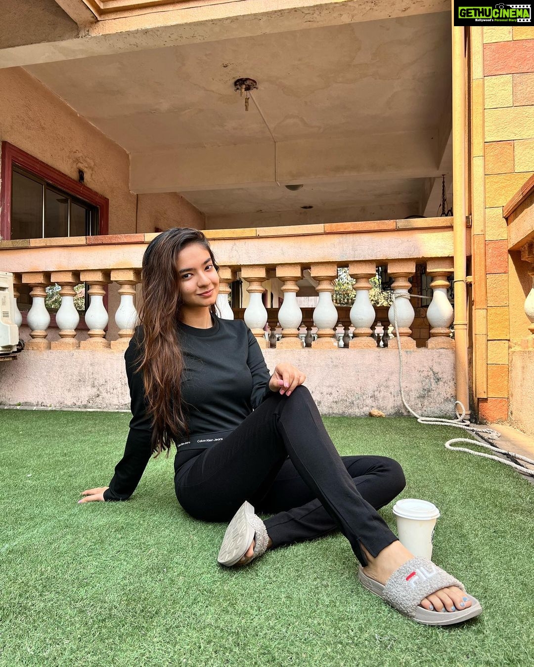 Anushka Sen Instagram - woke up like this 🖤 #nomakeup #nofilter