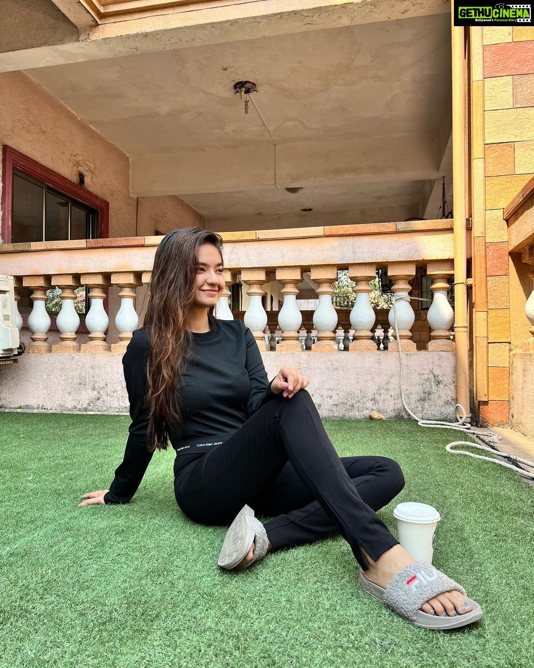 Anushka Sen Instagram - woke up like this 🖤 #nomakeup #nofilter