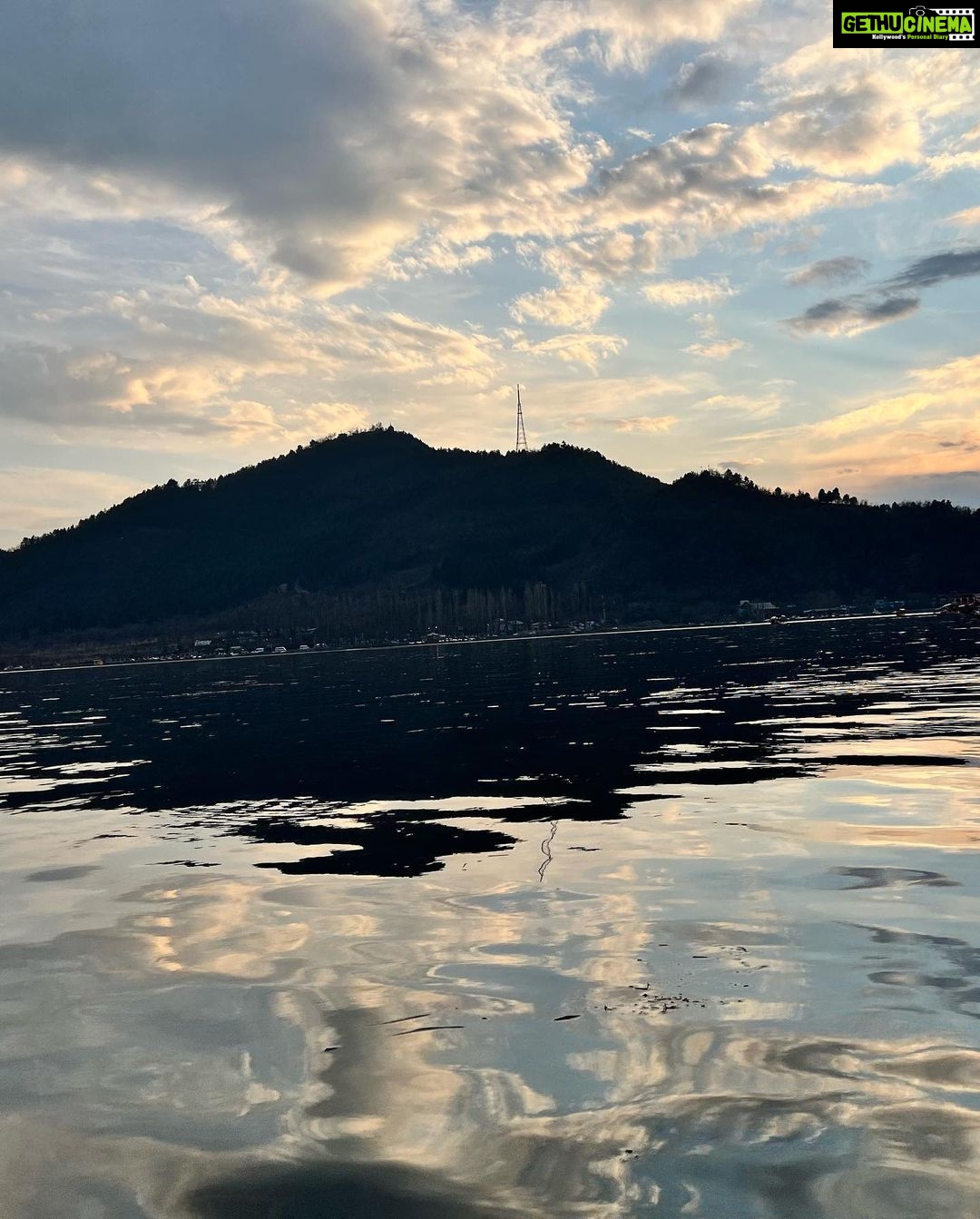 Anushka Sen Instagram - Shikara ride photo dump 💓 Dal Lake