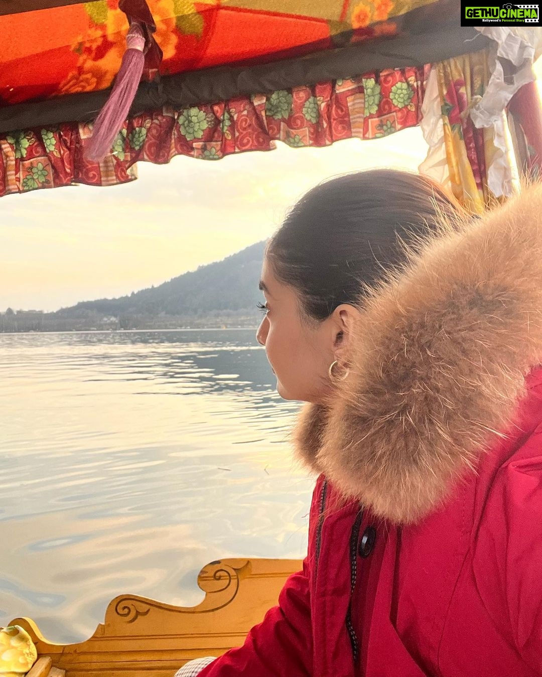 Anushka Sen Instagram - Shikara ride photo dump 💓 Dal Lake