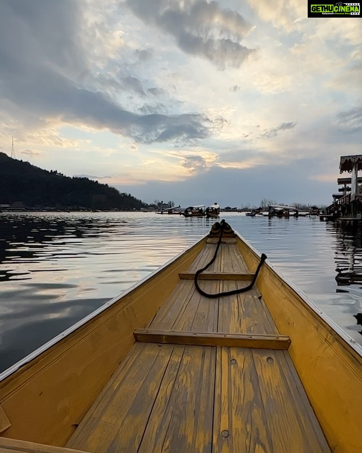 Anushka Sen Instagram - Shikara ride photo dump 💓 Dal Lake
