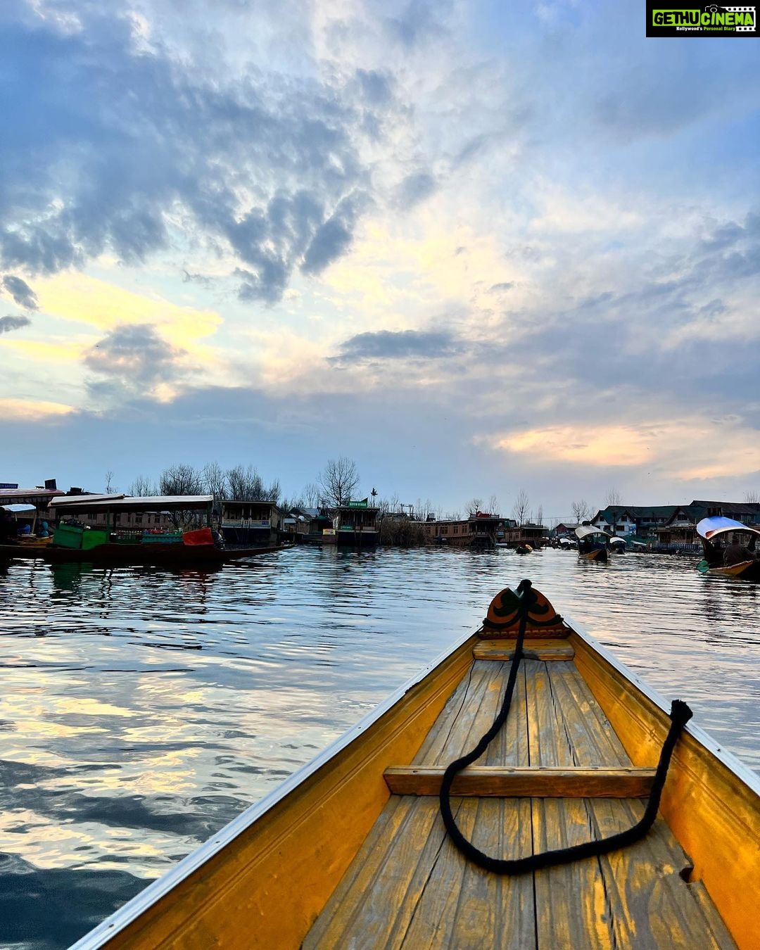 Anushka Sen Instagram - Shikara ride photo dump 💓 Dal Lake