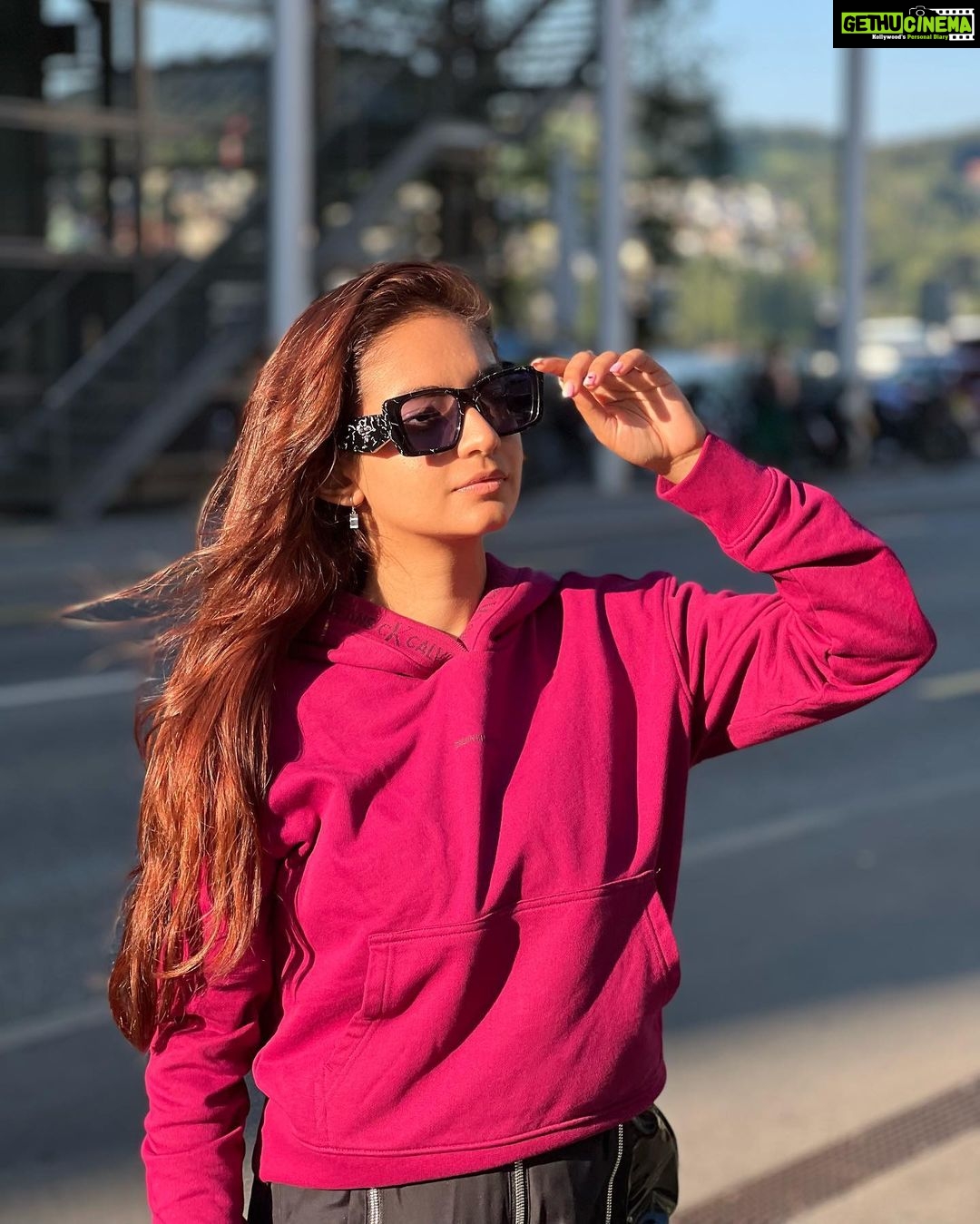Anushka Sen Instagram - Love is in the hair 🦦🫶 Lucerne, Switzerland