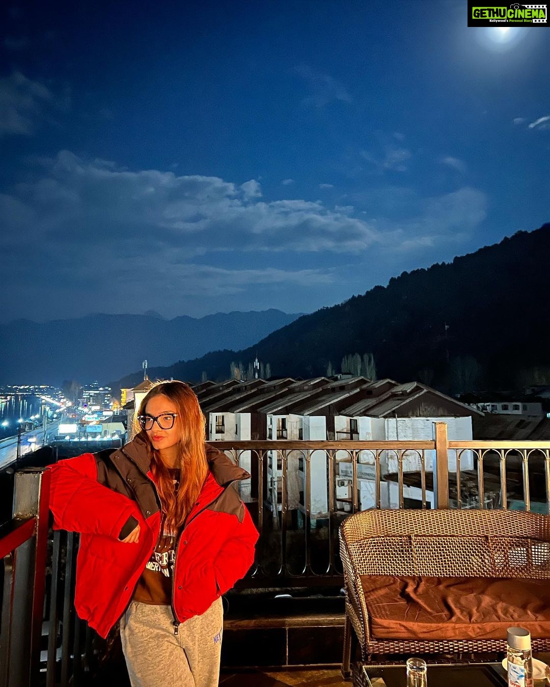 Anushka Sen Instagram - Night changes 🌌 Srinagar, Jammu and Kashmir