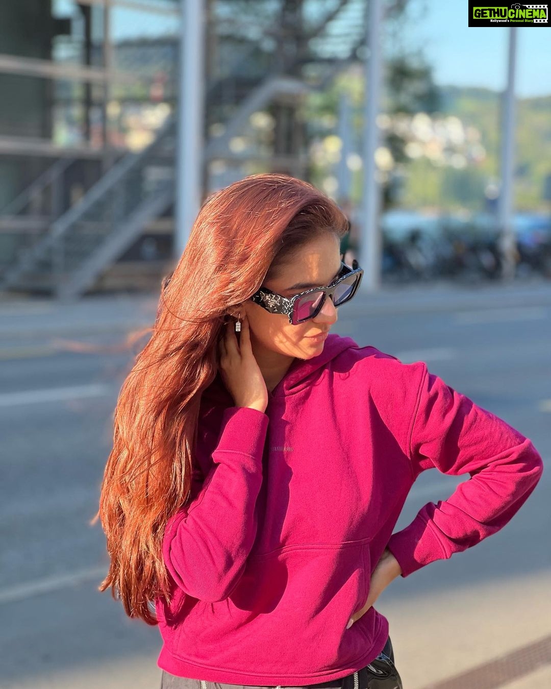 Anushka Sen Instagram - Love is in the hair 🦦🫶 Lucerne, Switzerland