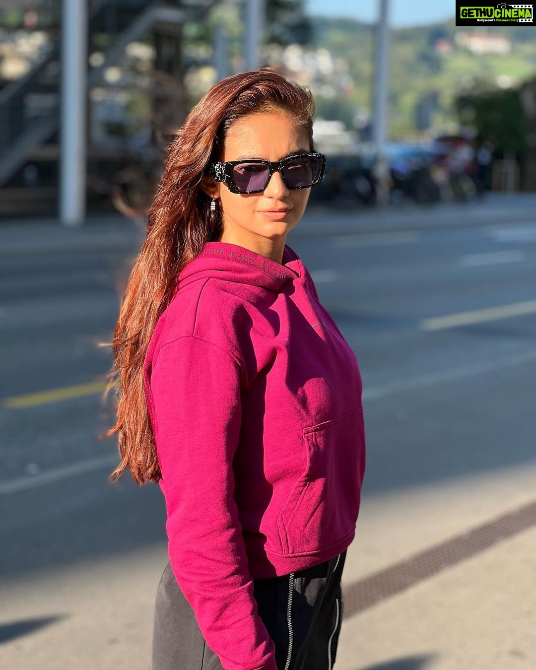 Anushka Sen Instagram - Love is in the hair 🦦🫶 Lucerne, Switzerland