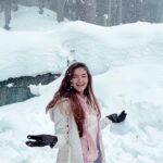 Anushka Sen Instagram – THIS IS SO SURREAL 🥺❄️⛄️ my first ever snowfall experience ⛄️ #reels #reelsinstagram Gulmarg, Kashmir