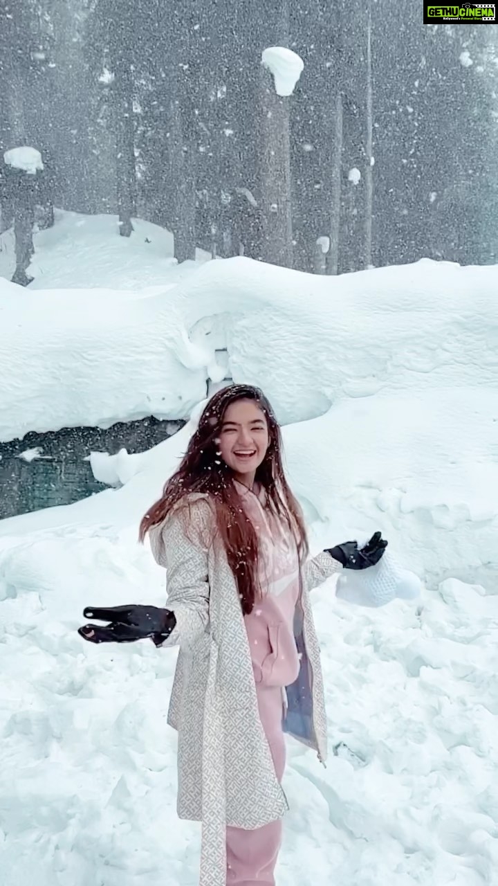 Anushka Sen Instagram - THIS IS SO SURREAL 🥺❄️⛄️ my first ever snowfall experience ⛄️ #reels #reelsinstagram Gulmarg, Kashmir