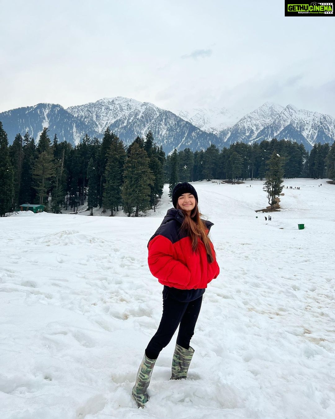 Anushka Sen Instagram - snow snow snow ❄️⛄️ Pahalgam
