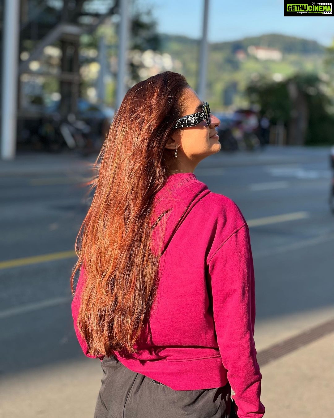 Anushka Sen Instagram - Love is in the hair 🦦🫶 Lucerne, Switzerland