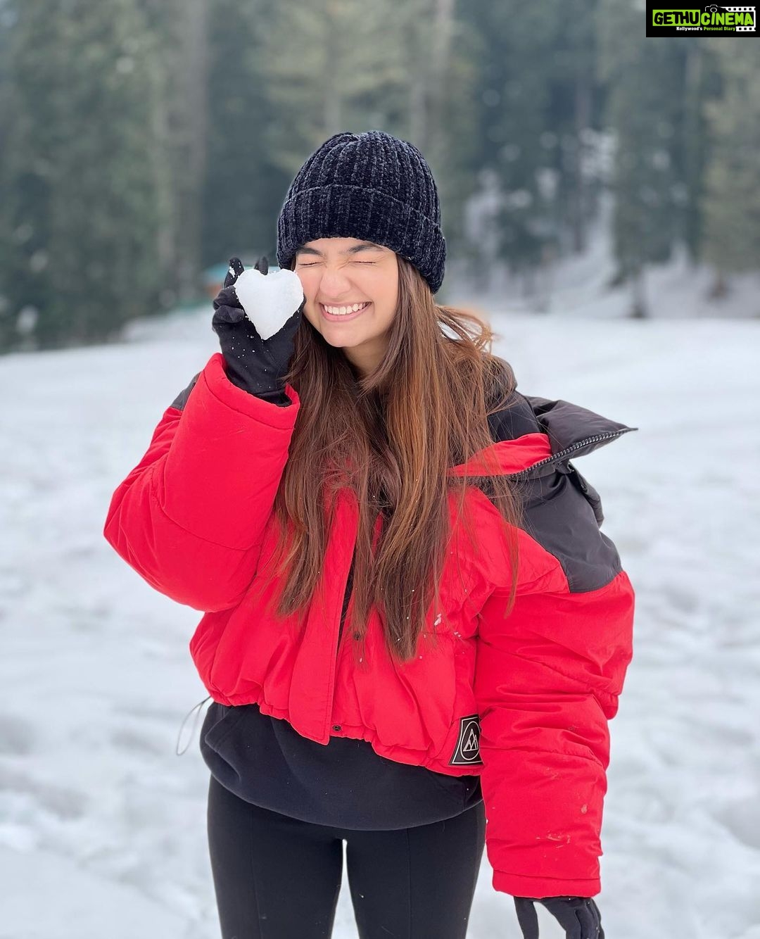Anushka Sen Instagram - Valentine’s Day with snowww ❄️⛄️ Pahalgam