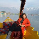 Anushka Sen Instagram - Kashmir ki dhoop, Srinagar ki shikara ride, Thandi thandi hawayeinn☀️✨✈️ Dal Lake