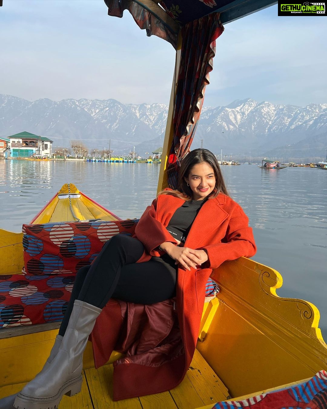 Anushka Sen Instagram - Kashmir ki dhoop, Srinagar ki shikara ride, Thandi thandi hawayeinn☀️✨✈️ Dal Lake