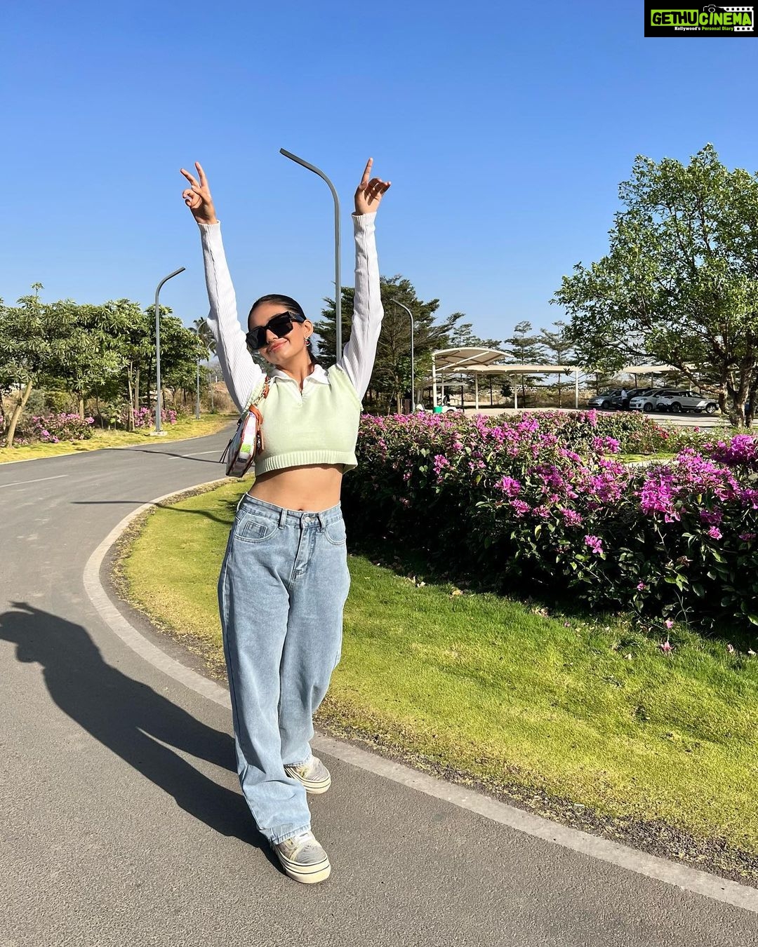 Anushka Sen Instagram - nature ☀️🦋🌸 . Wearing: @urbanic_in