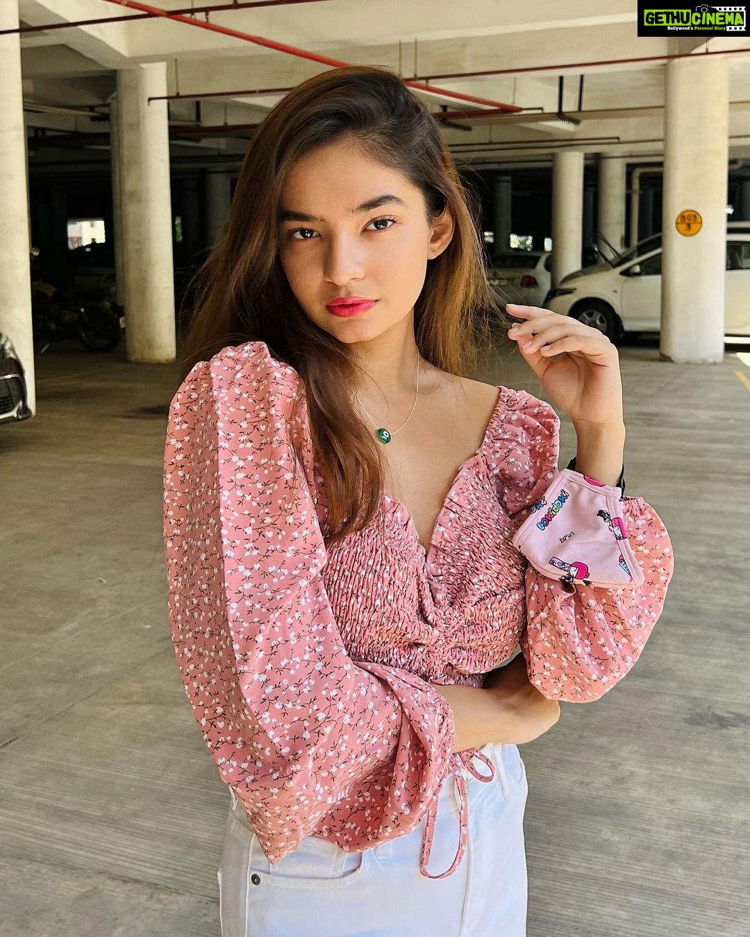 Anushka Sen Instagram - Sunday morning 💝 . Top: @urbanic_in