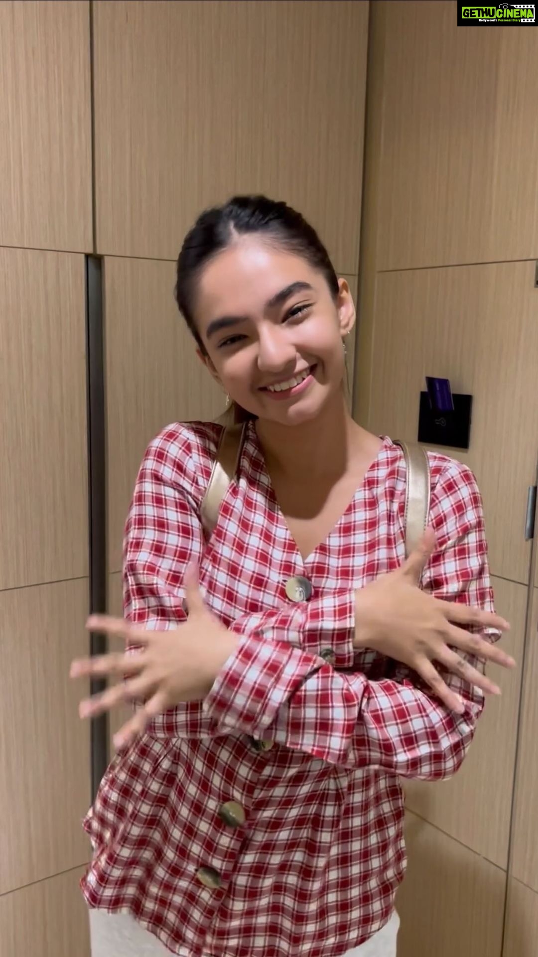 Anushka Sen Instagram - It's time for the kids to go back to school but that's only possible if all of us continue to follow good hygiene habits! All you have to do is: 1. Wash your Hands with soap 2. Mask Up 3. Keep Social Distance 4. Vaccinate As new variants of coronavirus emerge, protecting loved ones is in your hands! #maskup #omicron