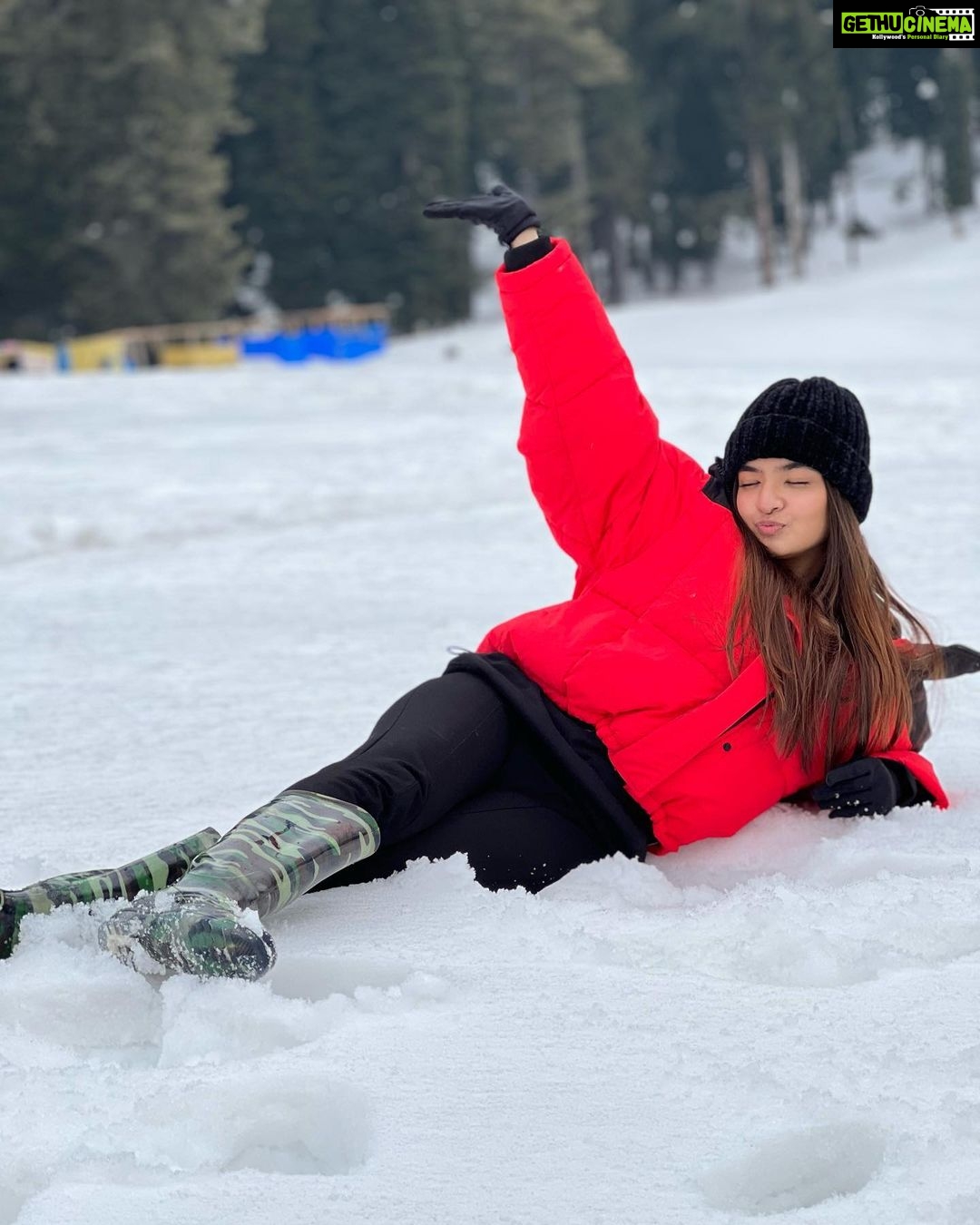 Anushka Sen Instagram - Chillin’❄️😎 Pahalgam