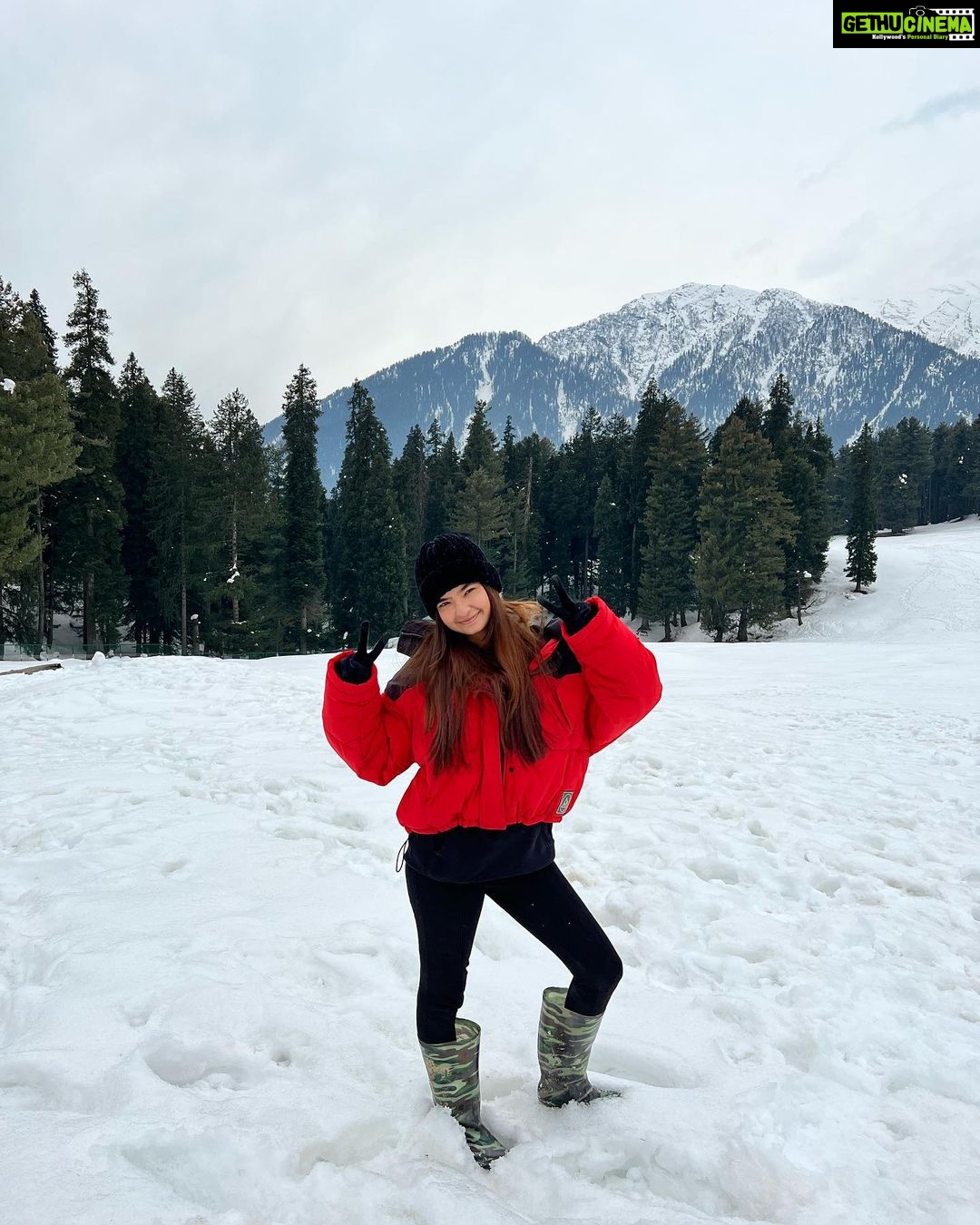 Anushka Sen Instagram - snow snow snow ❄️⛄️ Pahalgam