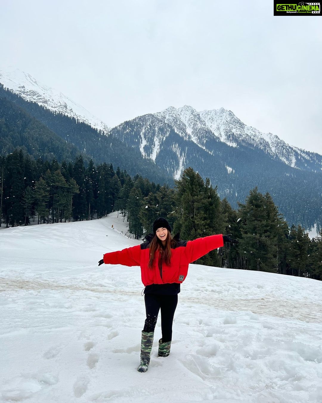 Anushka Sen Instagram - snow snow snow ❄️⛄️ Pahalgam