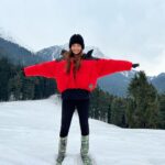Anushka Sen Instagram - snow snow snow ❄️⛄️ Pahalgam