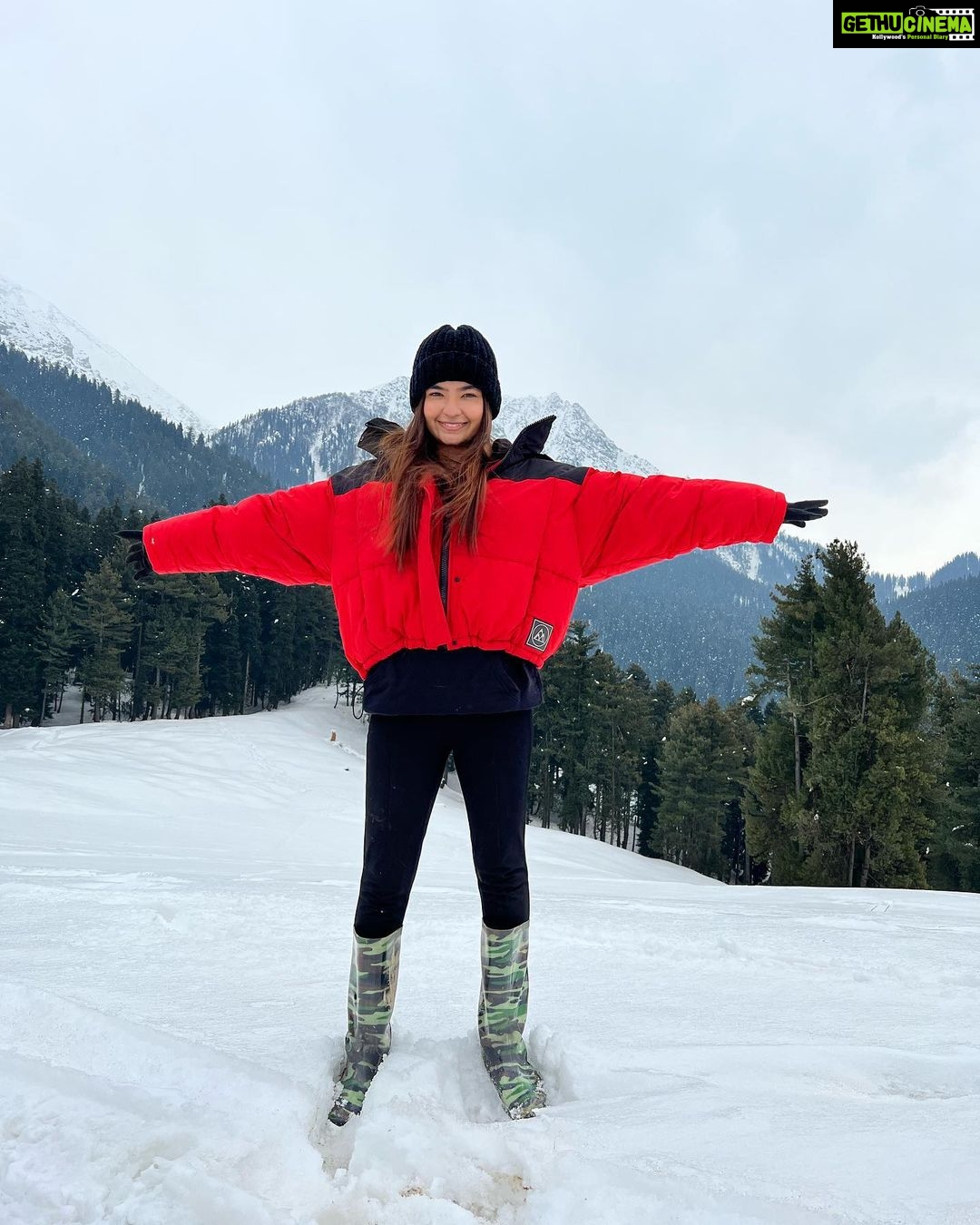 Anushka Sen Instagram - snow snow snow ❄️⛄️ Pahalgam