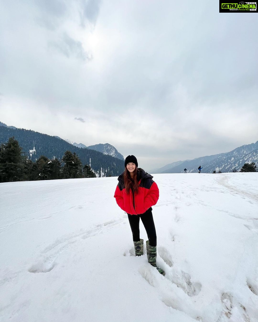 Anushka Sen Instagram - snow snow snow ❄️⛄️ Pahalgam